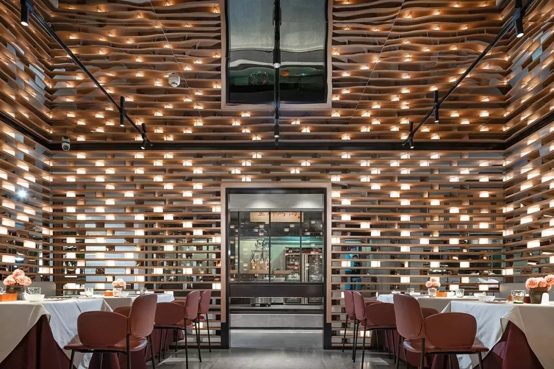 兴安大鸭梨烤鸭店以全新的餐饮空间设计，冲破品牌桎梏，重塑品牌形象