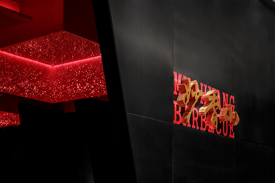 兴安这家烤肉店的餐饮空间设计，俨然是红与黑的世界